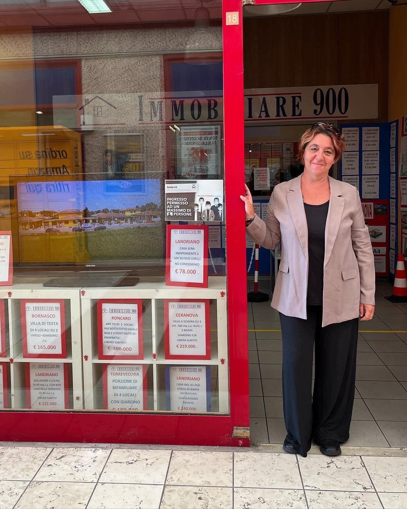 Professionista di Immobiliare 900 davanti alla sede di Landriano