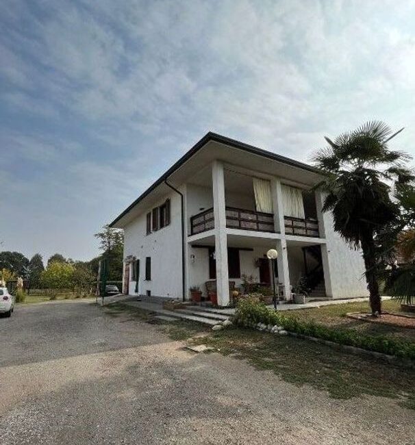 Villa indipendente con tre appartamenti a Torrevecchia Pia