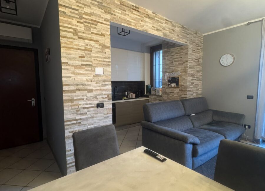 Trilocale di ampia metratura con box auto,cantina e ampio giardino CLASSE B – foto 3