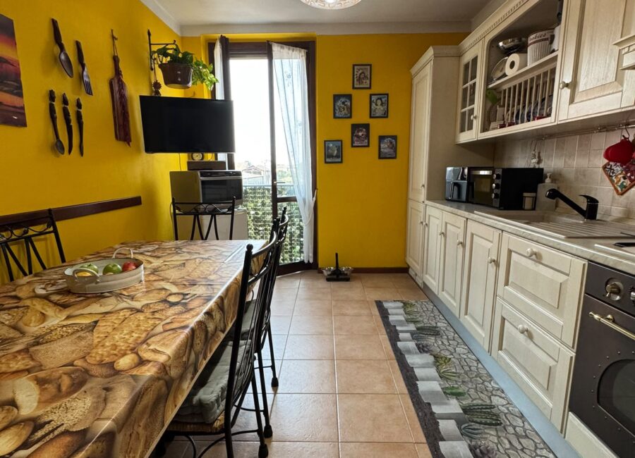 BORNASCO – SOLUZIONE SU DUE LIVELLI CON AMPIA ZONA GIORNO, BALCONE, BOX E CANTINA – foto 4
