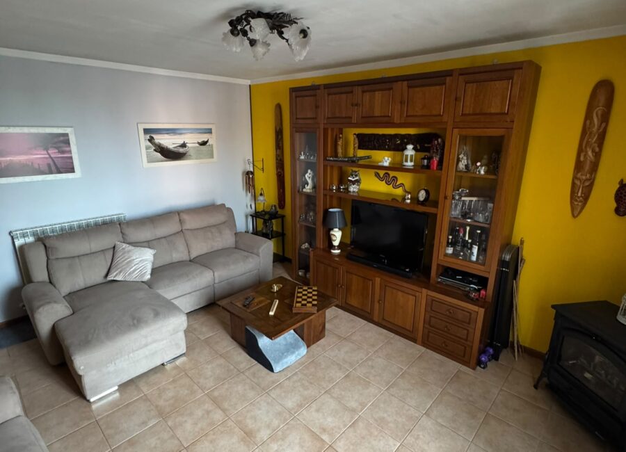 BORNASCO – SOLUZIONE SU DUE LIVELLI CON AMPIA ZONA GIORNO, BALCONE, BOX E CANTINA