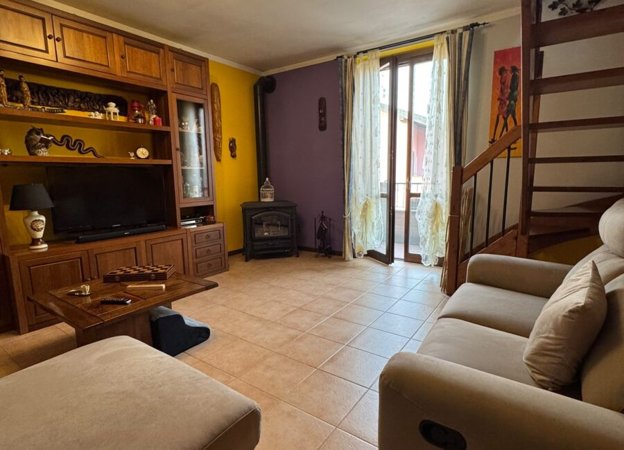 BORNASCO – SOLUZIONE SU DUE LIVELLI CON AMPIA ZONA GIORNO, BALCONE, BOX E CANTINA – foto 3