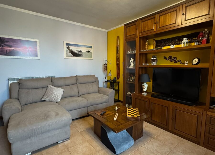 BORNASCO – SOLUZIONE SU DUE LIVELLI CON AMPIA ZONA GIORNO, BALCONE, BOX E CANTINA – foto 2